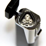 Brichetă antivânt pentru trabucuri este alegerea perfecta pentru cei care doresc să adauge eleganță. Această brichetă excelează prin designul său modern și funcționalitatea sa remarcabilă.