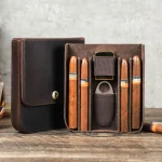 Set humidor și accesorii pentru trabucuri, cu etichete pentru compartimentele dedicate pentru brichetă, tăietor de trabucuri și spații pentru trabucuri