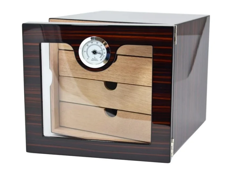 Acest Humidor trabucuri de birou este un accesoriu de lux și esențial pentru pasionații de trabucuri care își doresc să păstreze produsele lor în condiții optime de umiditate.