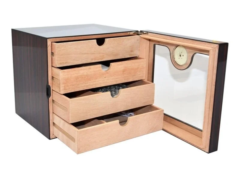 Acest Humidor trabucuri de birou este un accesoriu de lux și esențial pentru pasionații de trabucuri care își doresc să păstreze produsele lor în condiții optime de umiditate.