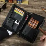 Humidor portabil dispune de un buzunar special cu 5 sloturi individuale pentru trabucuri, fiecare ingenios dispus pentru a proteja și păstra forma perfectă a trabucurilor tale preferate.