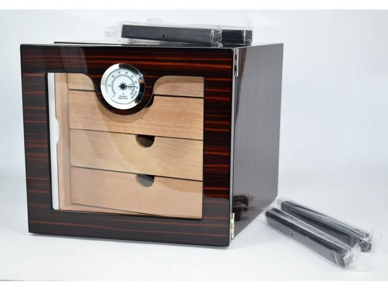 Acest Humidor trabucuri de birou este un accesoriu de lux și esențial pentru pasionații de trabucuri care își doresc să păstreze produsele lor în condiții optime de umiditate.
