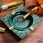 Scrumieră florală din ceramică – design clasic și rafinat