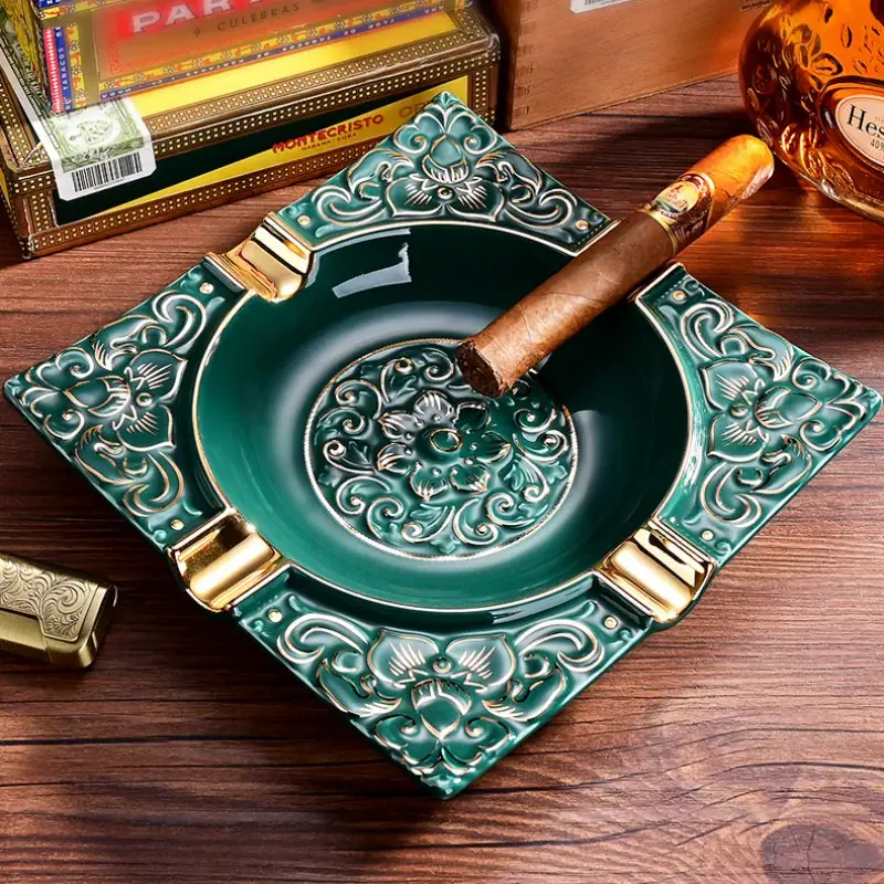 Scrumieră florală din ceramică – design clasic și rafinat