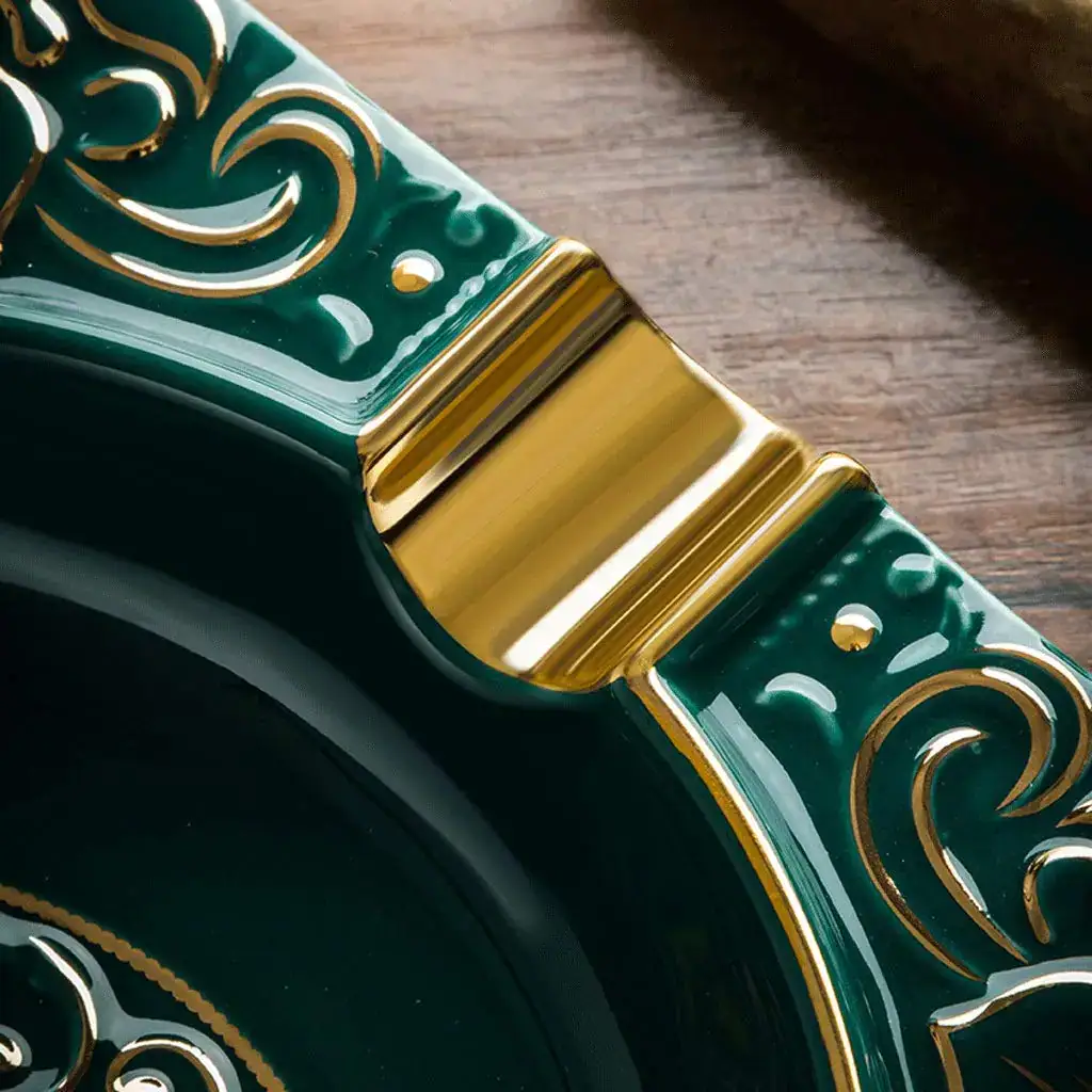 Eleganță și utilitate – scrumieră ceramică clasică pentru trabucuri