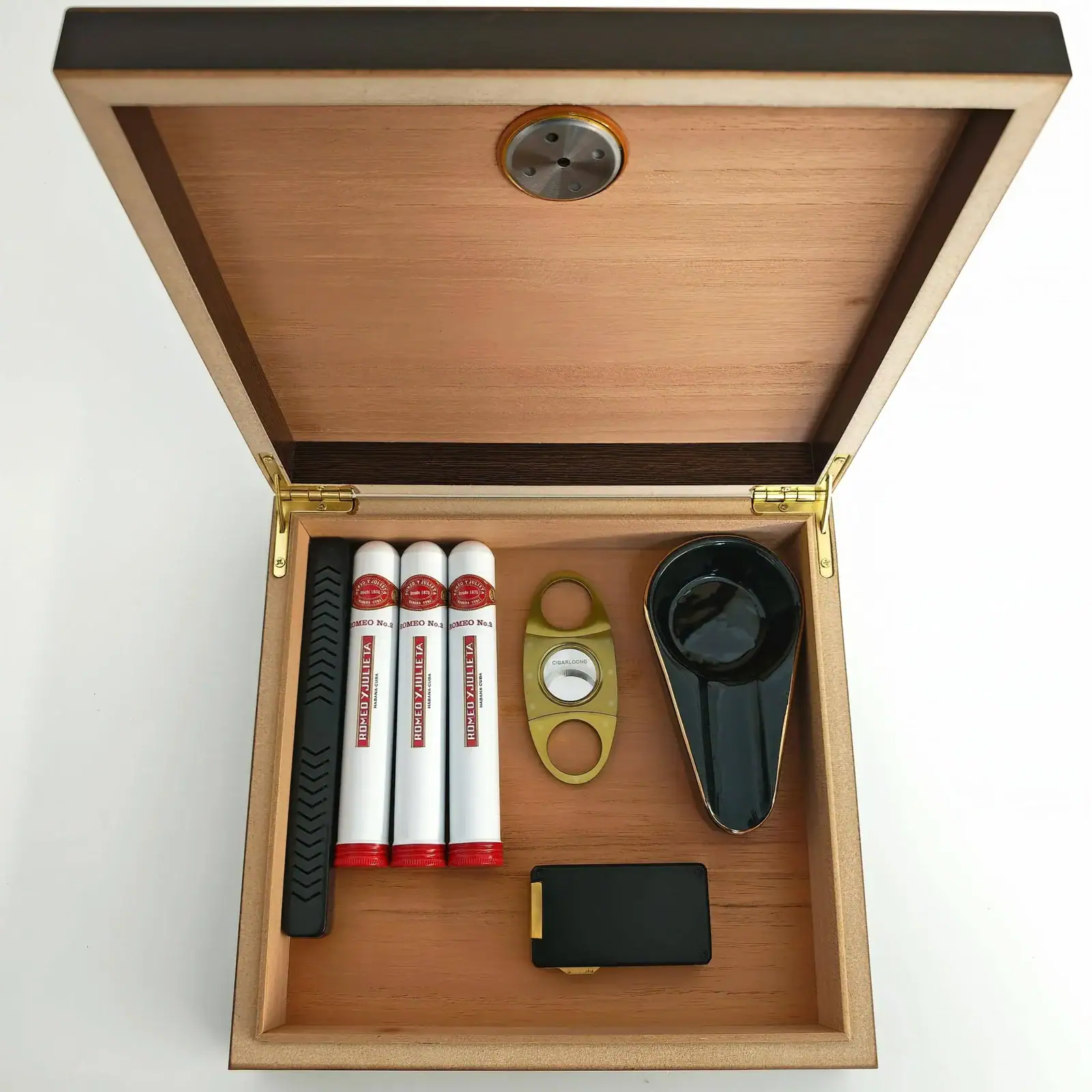 Set trabucuri cubaneze personalizat cu humidor de lux, trabucuri Romeo y Julieta No.2, cutter, brichetă și scrumieră elegantă.
