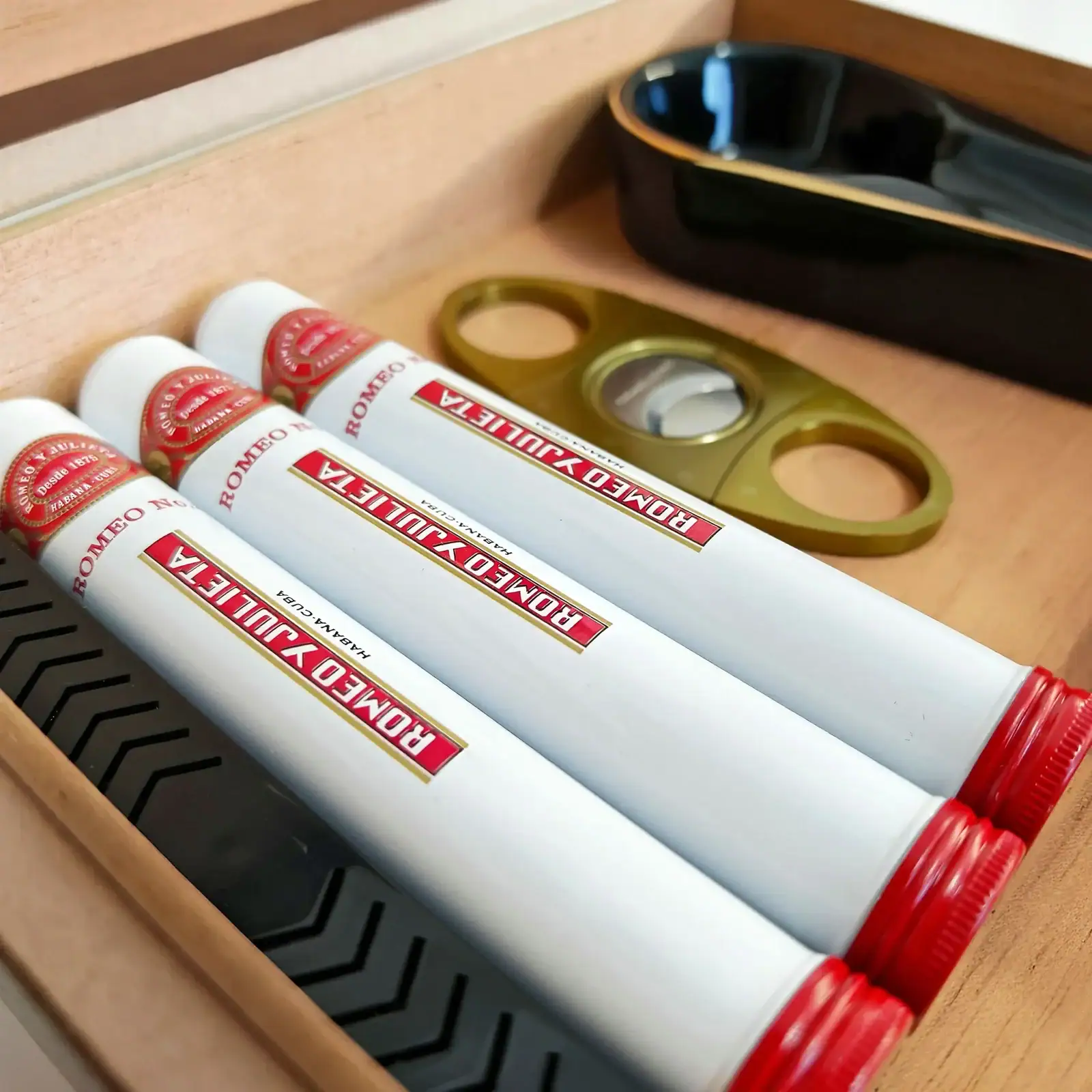 Detalii set trabucuri cubaneze personalizat – close-up humidor, trabucuri Romeo y Julieta No.2, cutter și brichetă de lux.