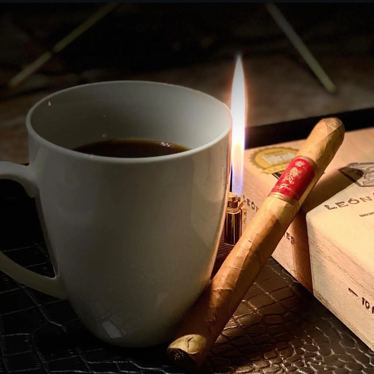Trabuc Leon Jimenes Connecticut No. 3 (10) lângă o ceașcă de cafea, relaxare și aromă fină