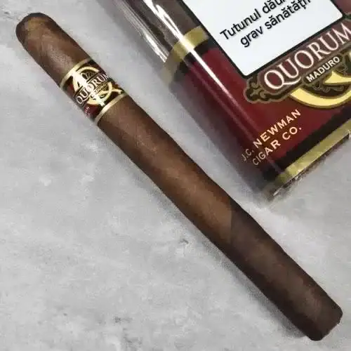 Un trabuc Quorum Classic Churchill lângă pachetul de 10 trabucuri