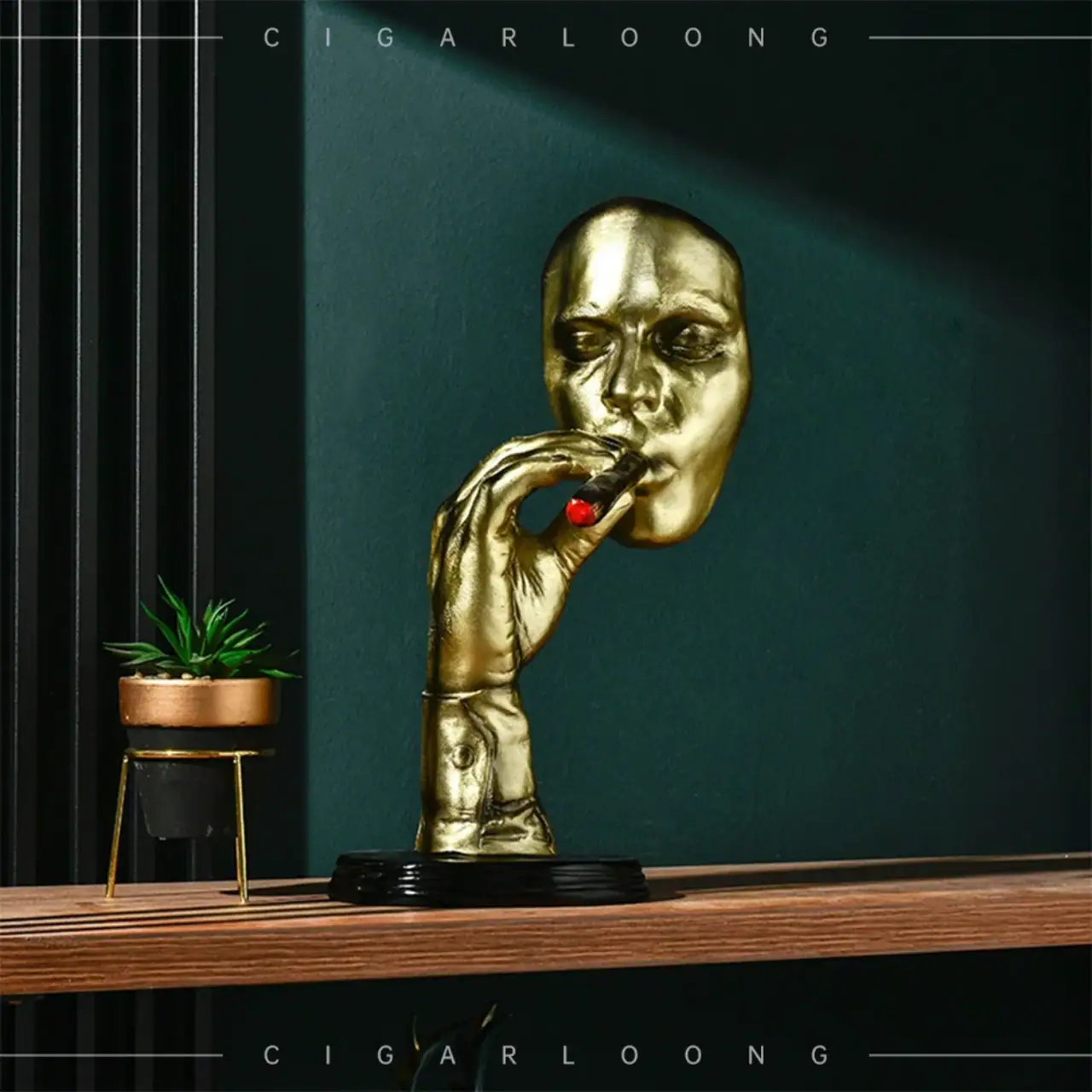 Statuietă Fumător Trabuc aurie din rășină epoxidică, așezată pe birou – decor elegant pentru birou de lux, simbol al rafinamentului și succesului.