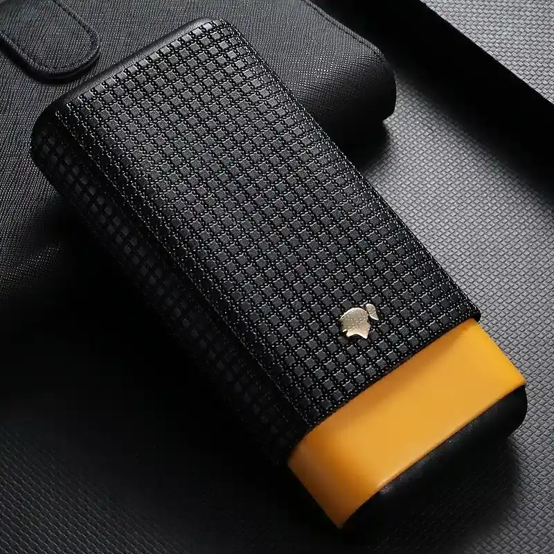 Etui premium pentru 3 trabucuri stil Cohiba, prim-plan cu logo vizibil, realizat din piele elegantă
