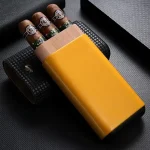 Etui premium pentru 3 trabucuri stil Cohiba, capac deschis, cu trabucuri vizibile în interior și logo pe piele