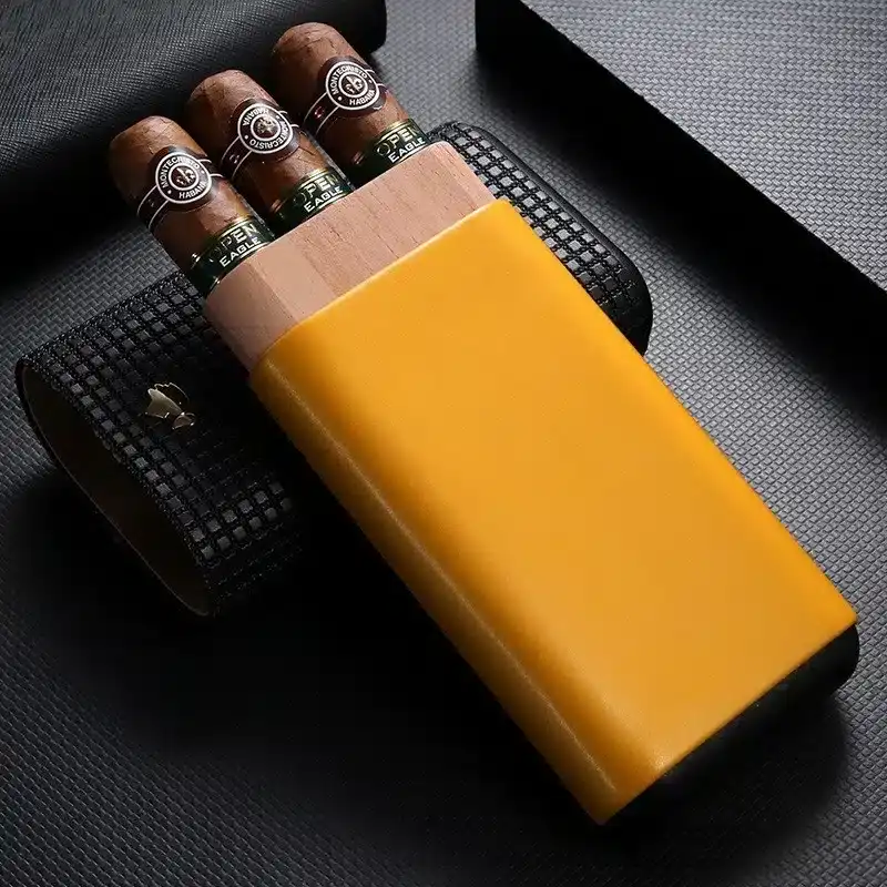 Etui premium pentru 3 trabucuri stil Cohiba, capac deschis, cu trabucuri vizibile în interior și logo pe piele