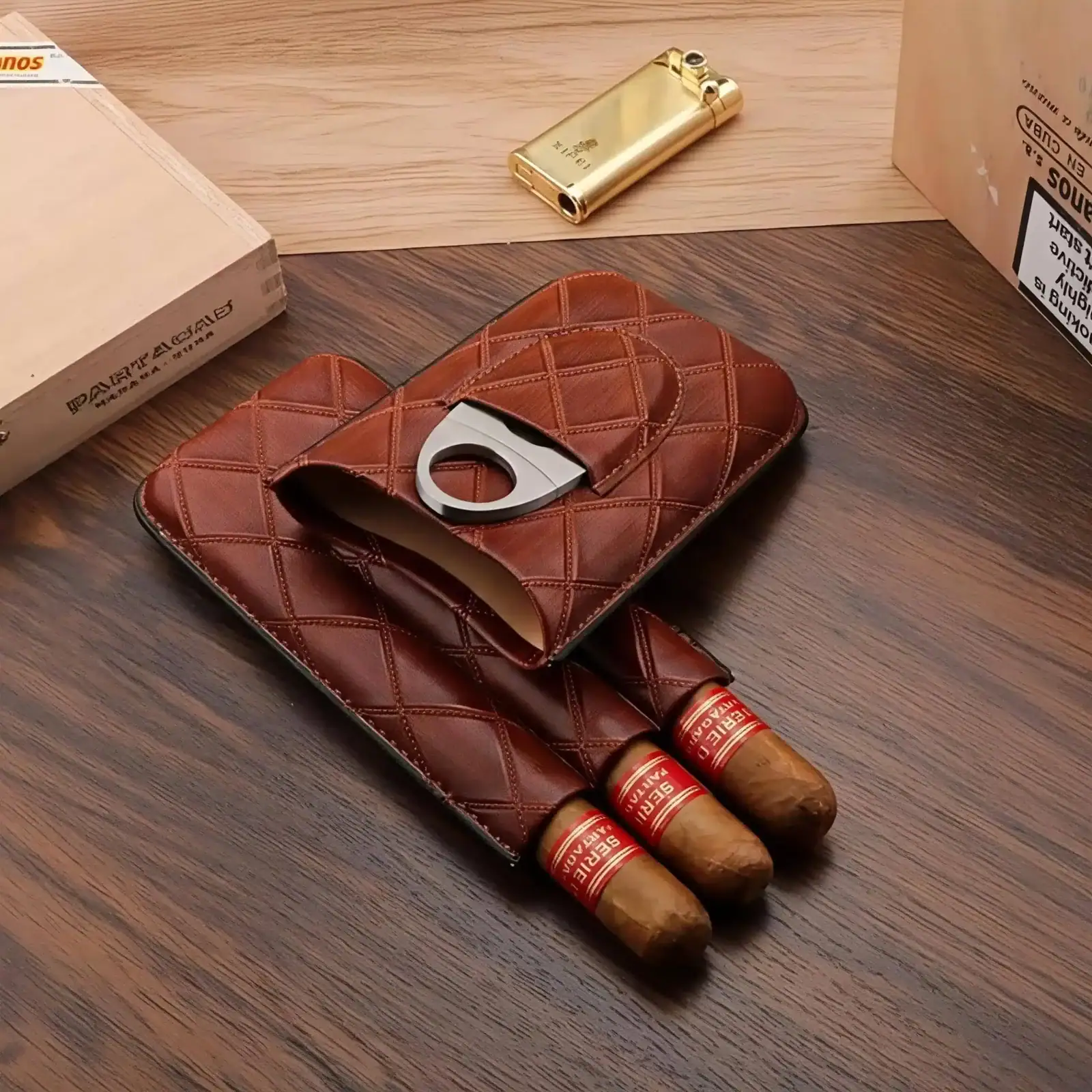 Etui 3 trabucuri piele naturală Cigarloong deschis, cu trabucuri în interior, așezat pe masă elegantă, lângă brichetă și două cutii de trabucuri premium