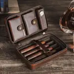 Humidor trabucuri portabil deschis din piele naturală, cu tăviță din lemn și accesorii incluse