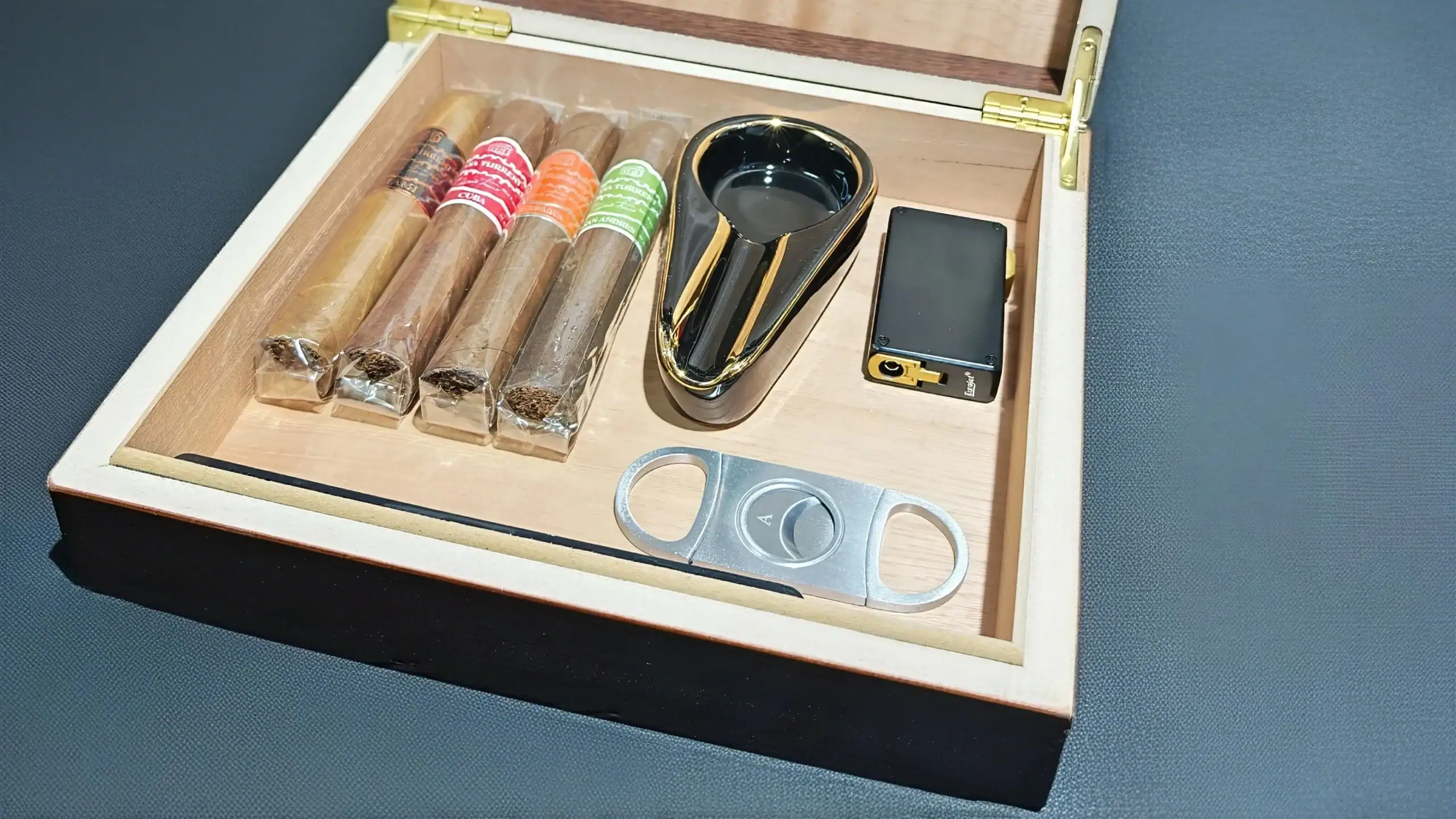 SET trabucuri cadou cu humidor, trabucuri premium, scrumieră, cutter și brichetă – cadou de lux complet