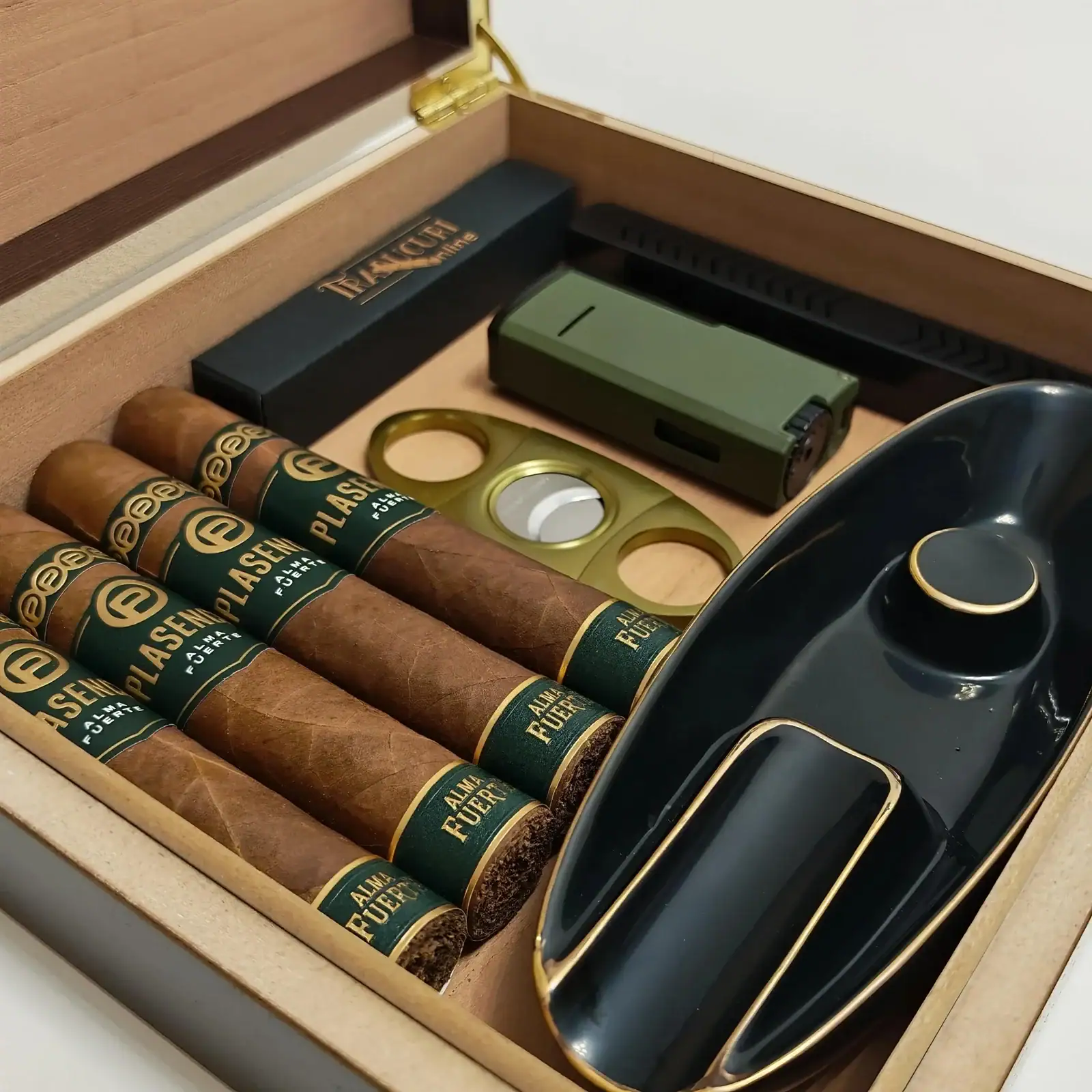 Set trabucuri de lux Plasencia Alma Fuerte Robustos fotografiat din lateral la unghi de 45°, cu humidor și accesorii premium