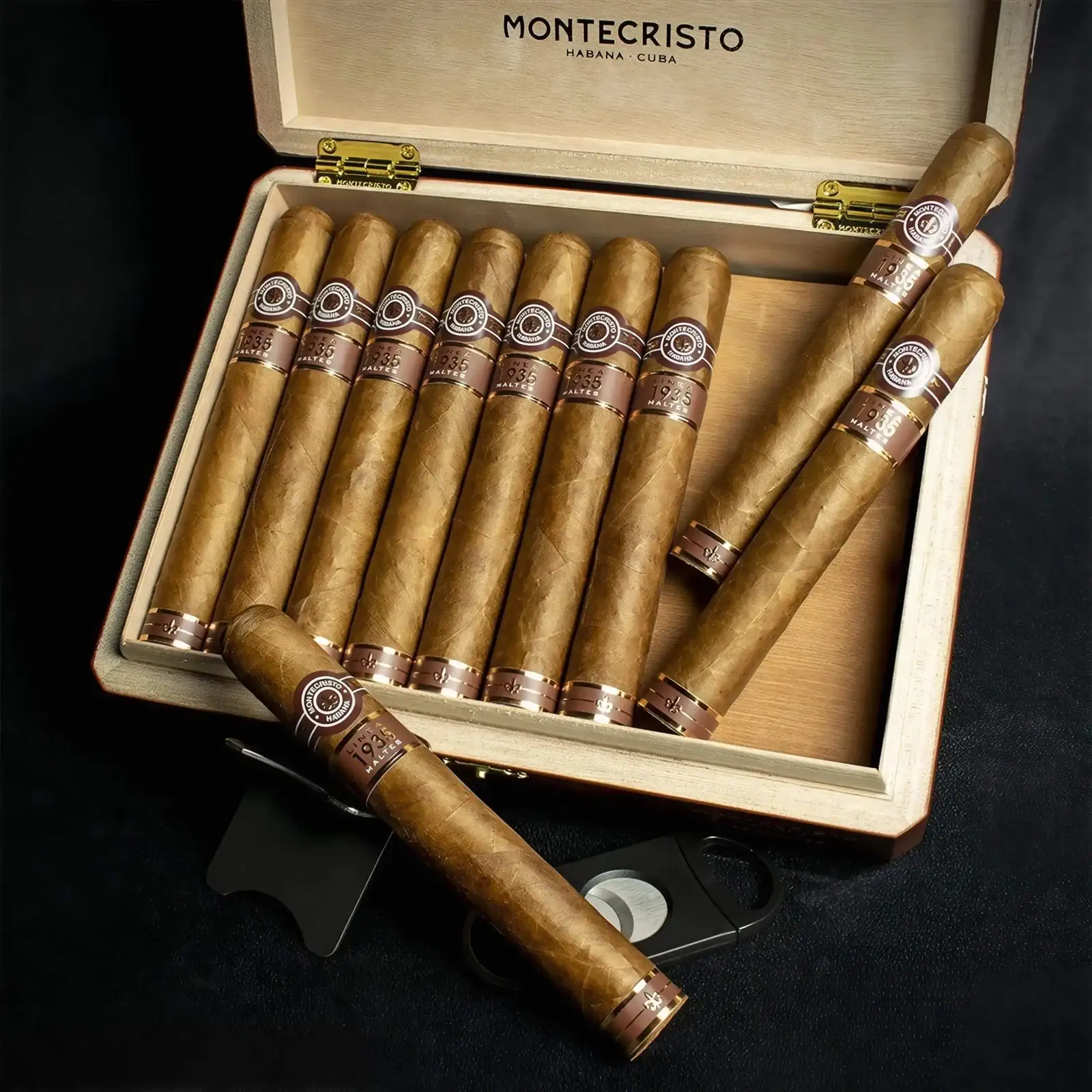Cutie deschisă cu 20 de trabucuri Montecristo Línea 1935 Maltés, aranjate elegant, rulate manual din tutun cubanez Vuelta Abajo.