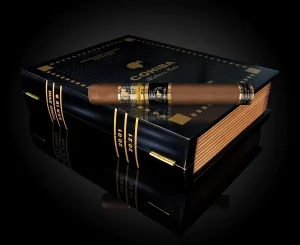 Humidor deschis Cohiba Ideales Collection Book cu un trabuc așezat deasupra celorlalte trabucuri, imagine reprezentativă