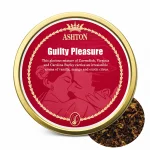 Tutun pentru pipă Ashton Guilty Pleasure 50g – cutie metalică rotundă roșie cu detalii aurii, prezentare catalog pe fundal alb