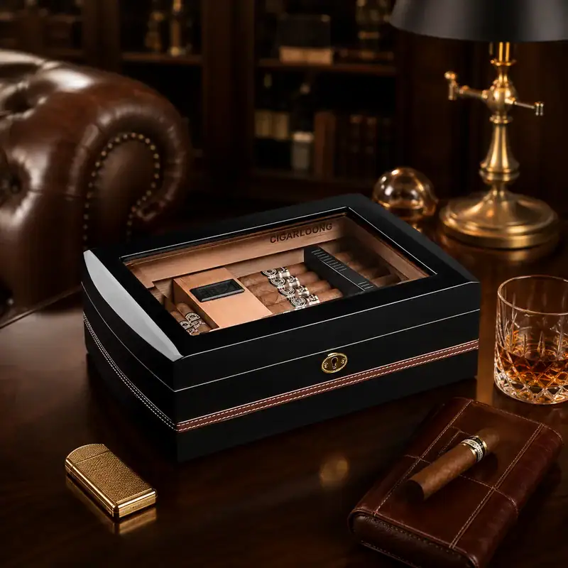 Humidor premium pentru trabucuri cu interior din cedru, higrometru digital și capac din sticlă, amplasat într-un decor elegant de birou.