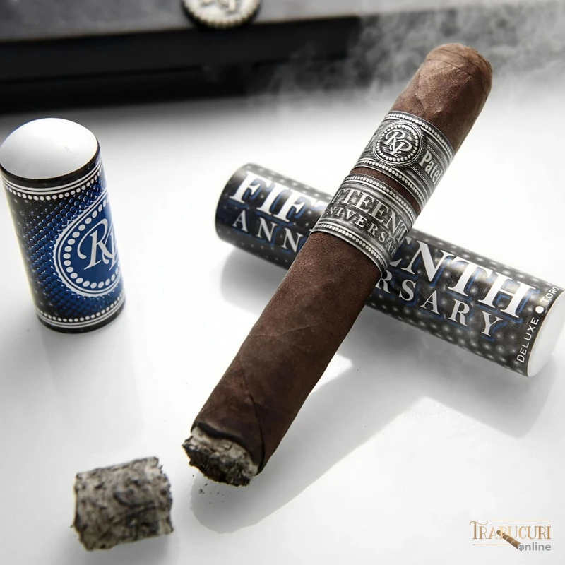 Cutie de lux de trabucuri Rocky Patel 15th Anniversary Deluxe Toro Tubo
