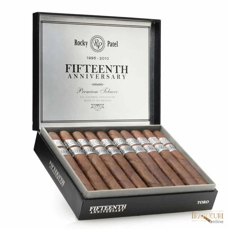 Detaliu inel cu reliefare argintie și înveliș uleios Ecuadorian Habano - Rocky Patel Toro