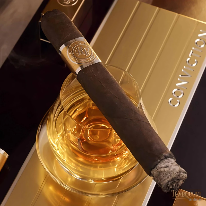 Trabuc Rocky Patel Conviction Toro prezentat în coffin aurit individual de lux