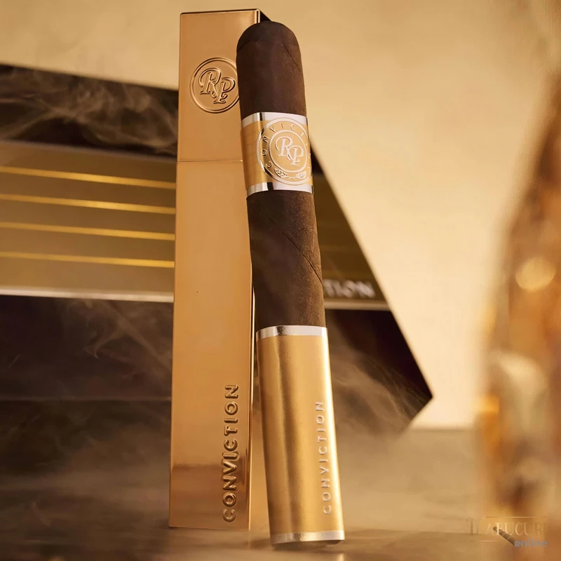 Cutie de lux din lemn de cedru Rocky Patel Conviction Toro cu coffins aurite