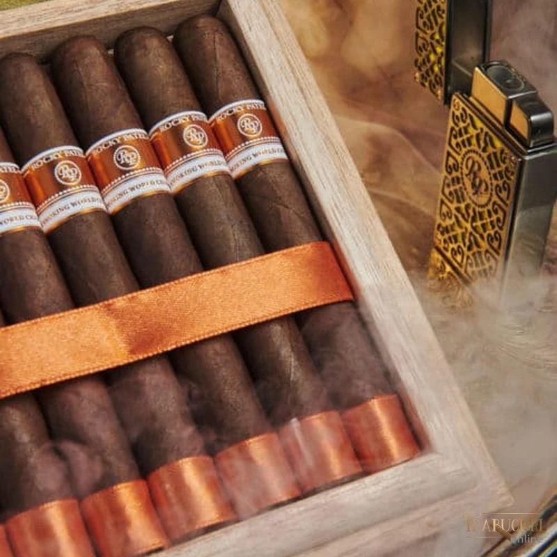 Detaliu cutie și trabucuri Rocky Patel Cigar Smoking World Championship