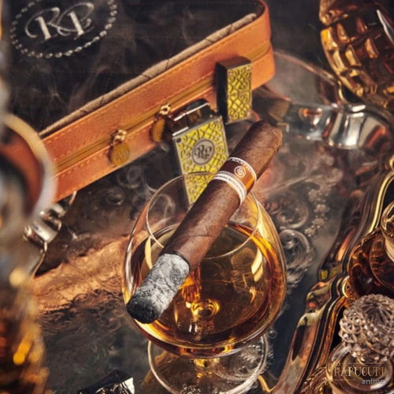Cutie Rocky Patel Cigar Smoking World Championship cu trabucuri Petite Corona