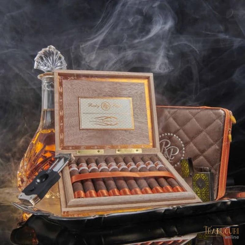 Detaliu trabuc și inel Rocky Patel Cigar Smoking World Championship Petite Corona