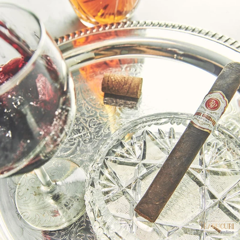 Degustare Rocky Patel Sun Grown Maduro Toro cu băuturi premium