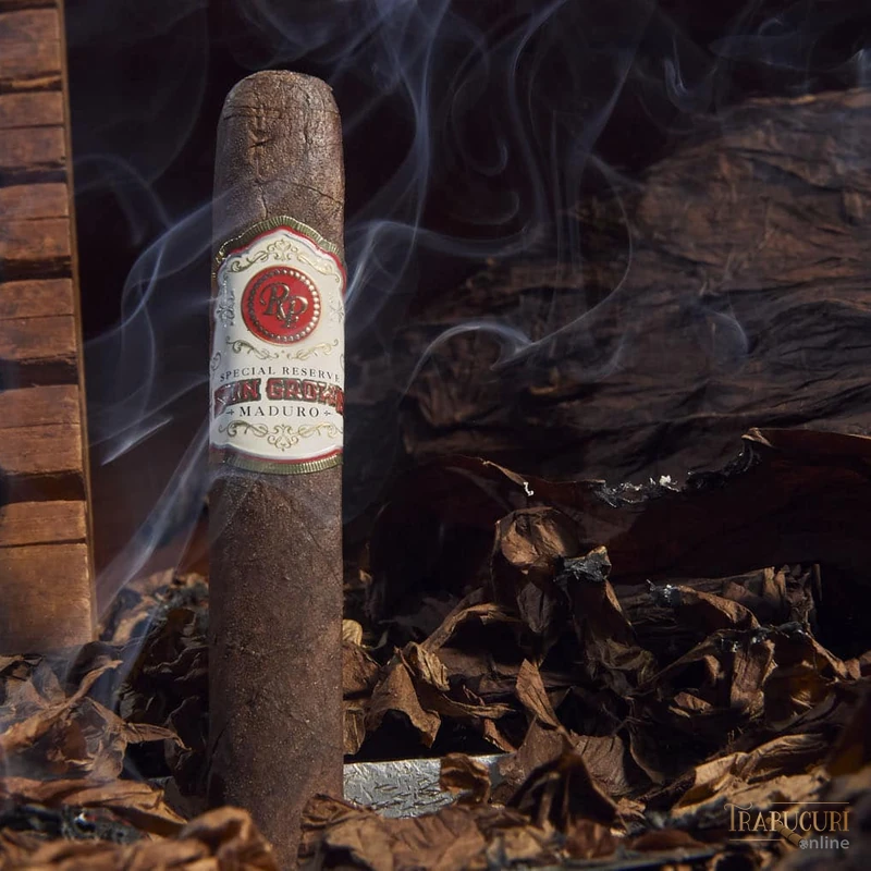 Trabuc Rocky Patel Sun Grown Maduro prezentat în tutun maturat