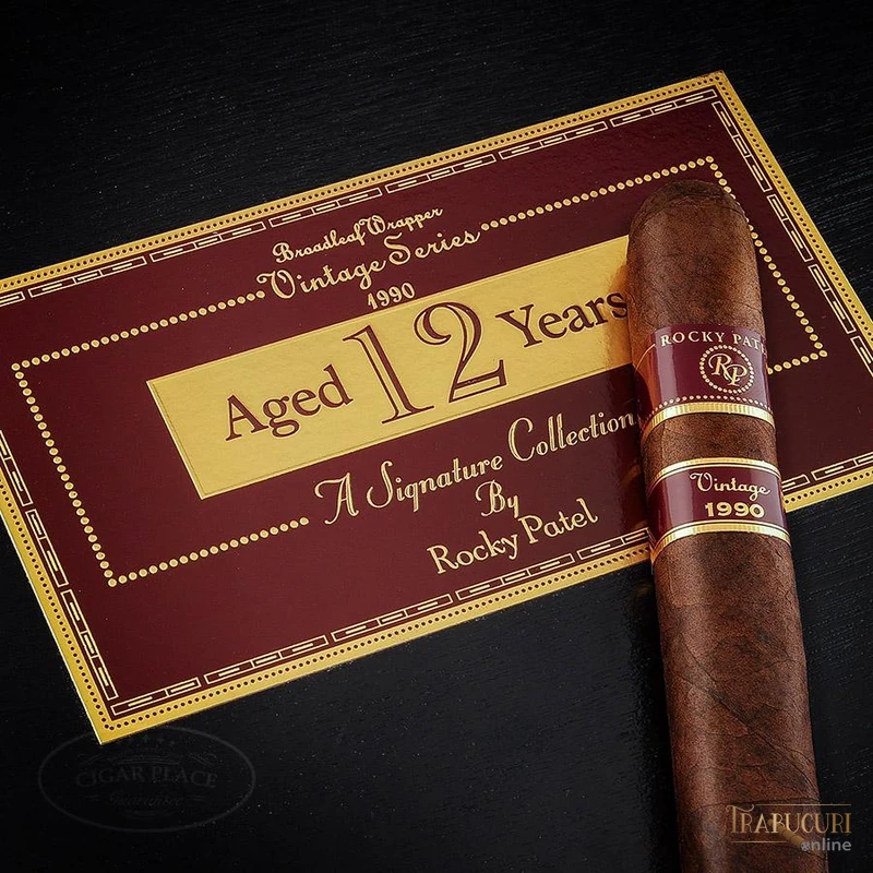 Trabuc Rocky Patel Vintage 1990 Robusto prezentat alături de cutia originală