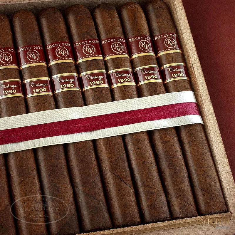 Detaliu construcție artizanală și finisaj trabuc Toro Rocky Patel Vintage 1990