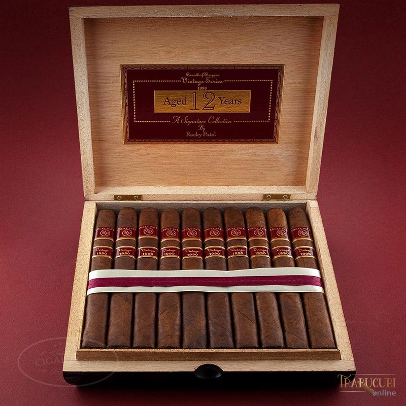 Trabuc Rocky Patel Vintage 1990 Toro prezentat alături de cutia originală