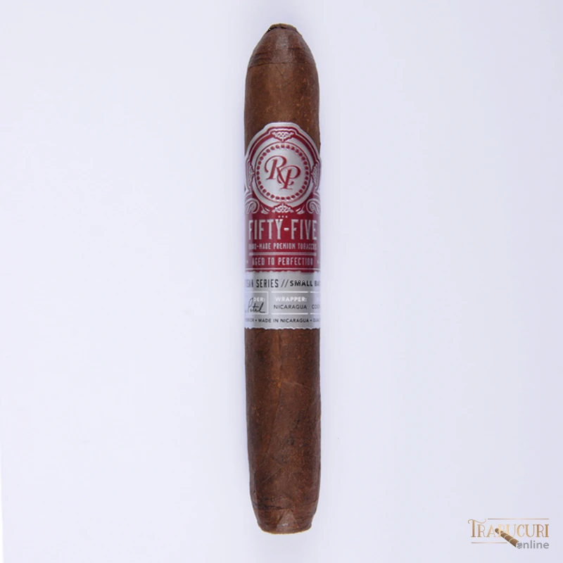 Trabuc Rocky Patel Fifty-Five Robusto la bucată - trabuc vertical pe fundal alb