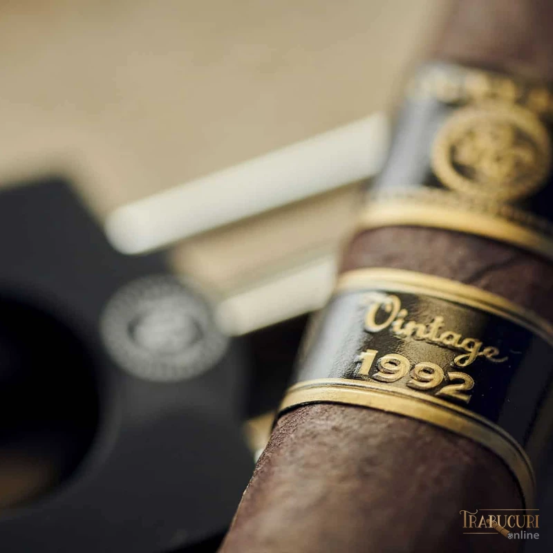 Detaliu inel și wrapper Rocky Patel Vintage 1992 Sumatra