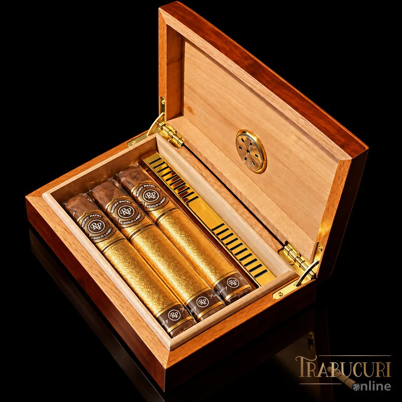 Humidor din lemn cu finisaj cireș deschis, higrometru și trei trabucuri Rocky Patel Gold Label Sixty