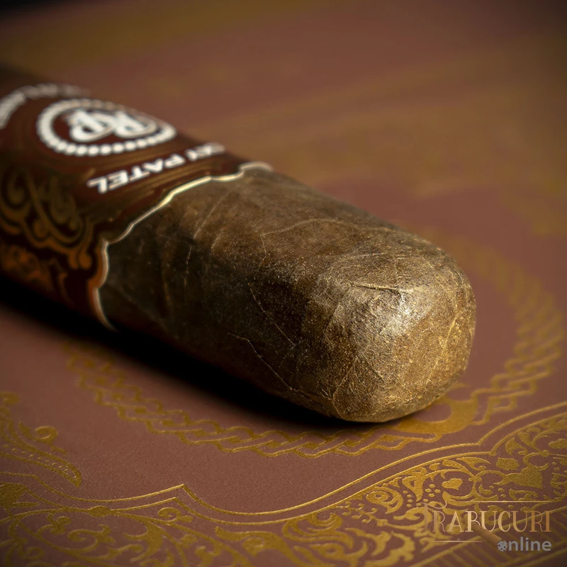 Prim-plan al trabucului Rocky Patel Gold Label Sixty și al inelului auriu