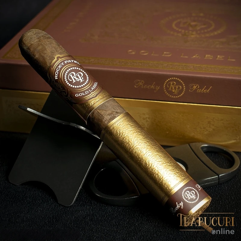 Trabuc Rocky Patel Gold Label Sixty prezentat individual pe suport